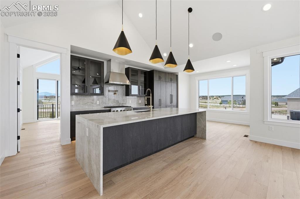 Image 9 of 50: Kitchen