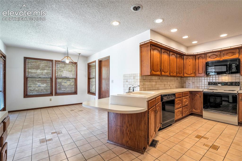 Image 11 of 47: Kitchen