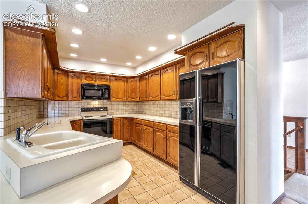Image 13 of 47: Kitchen