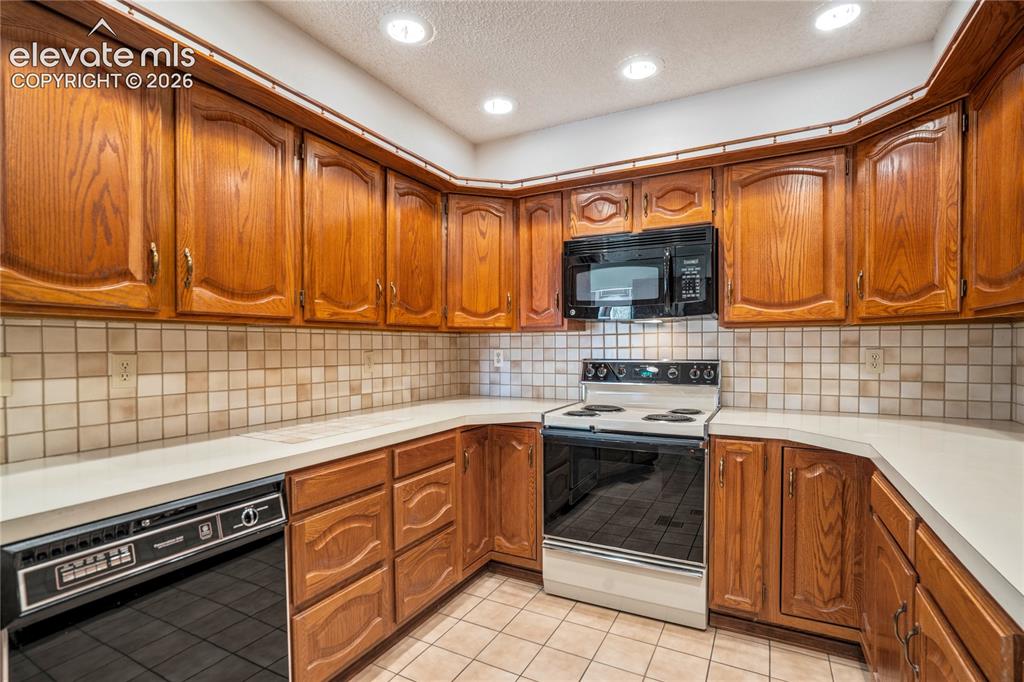 Image 14 of 47: Kitchen