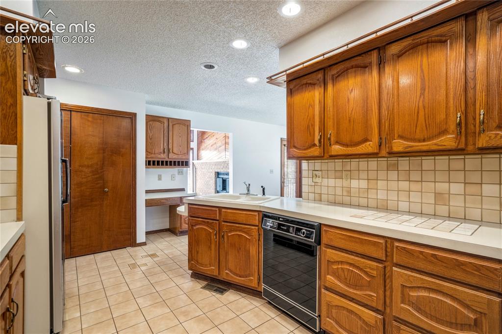 Image 15 of 47: Kitchen
