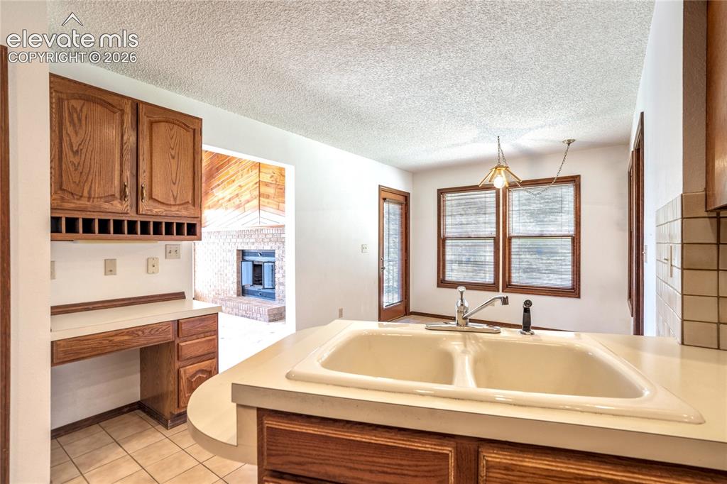 Image 16 of 47: Kitchen