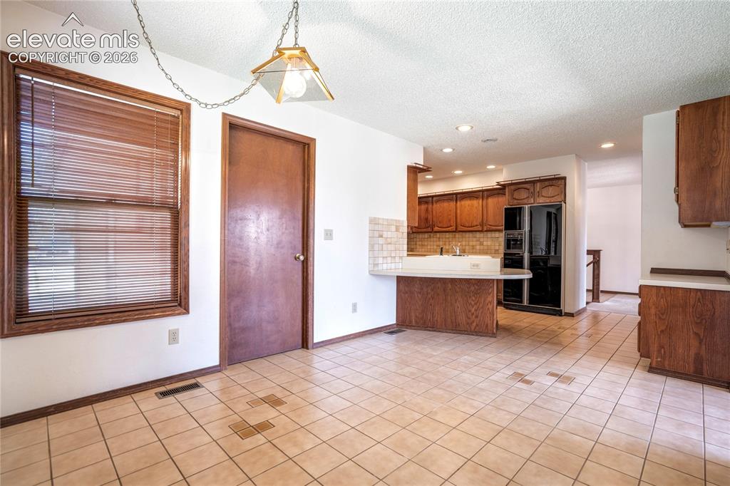 Image 17 of 47: Kitchen