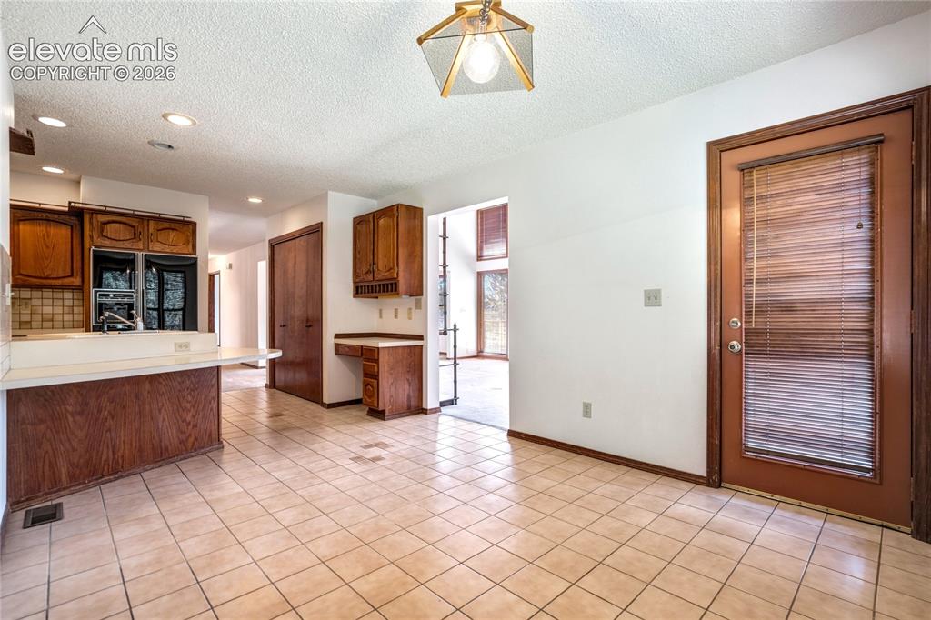 Image 18 of 47: Kitchen
