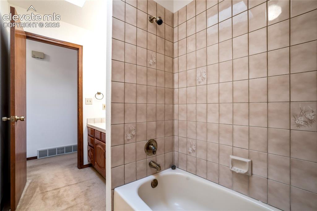 Image 26 of 47: Bathroom