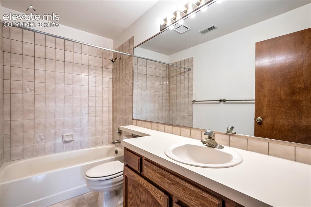 Image 40 of 47: Bathroom