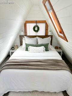 Image 21 of 36: Bedroom