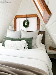 Image 22 of 36: Bedroom