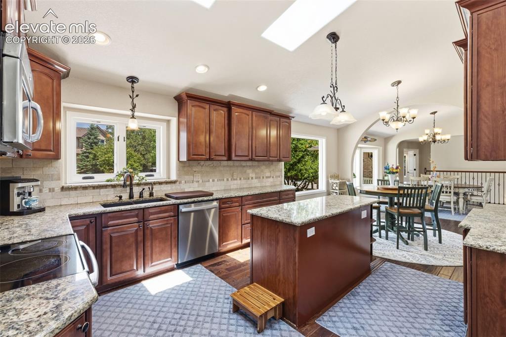 Image 10 of 44: Kitchen