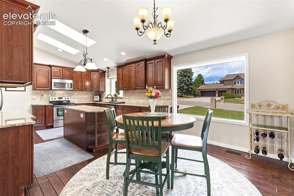 Image 13 of 44: Dining Area