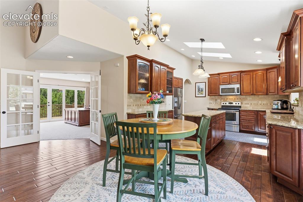 Image 14 of 44: Dining Area