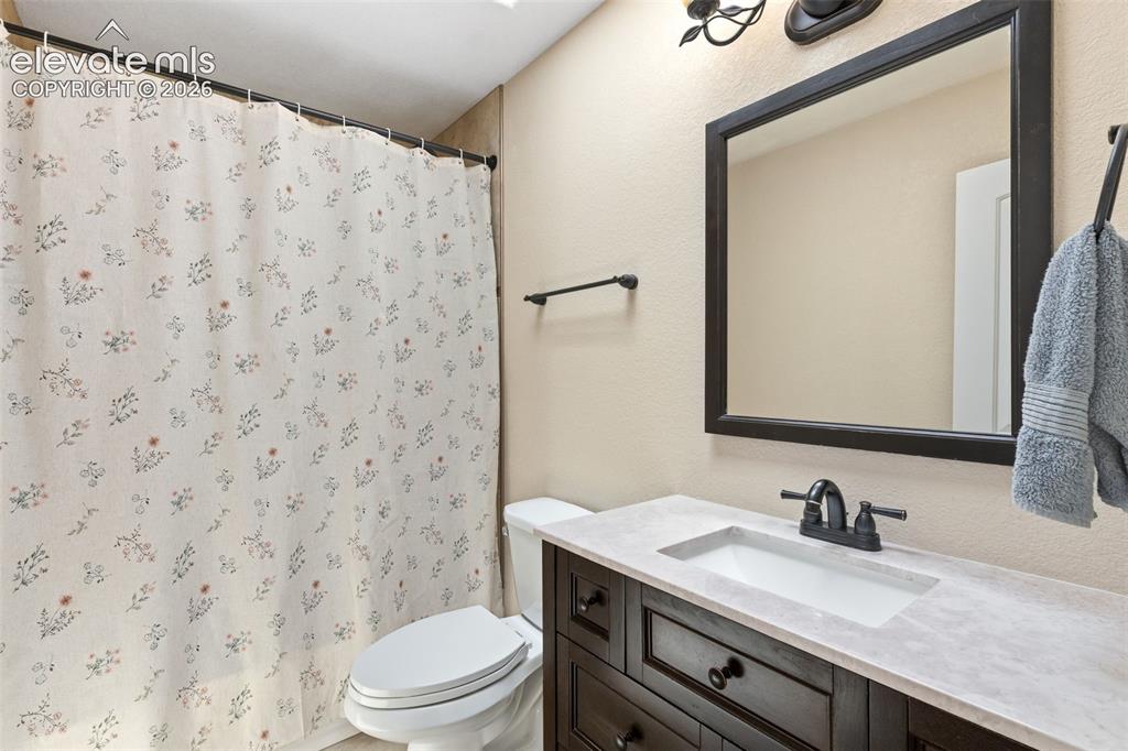 Image 34 of 44: Bathroom