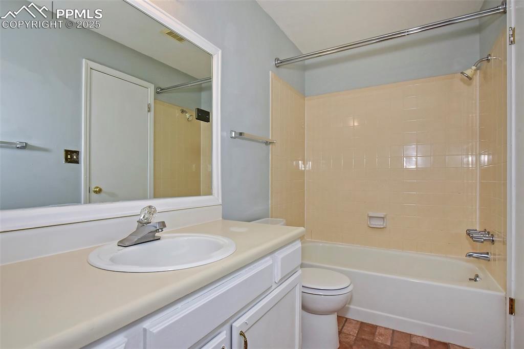 Image 12 of 23: Bathroom