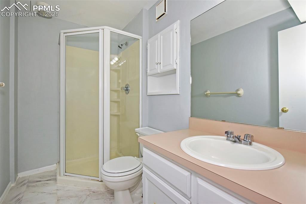 Image 16 of 23: Bathroom