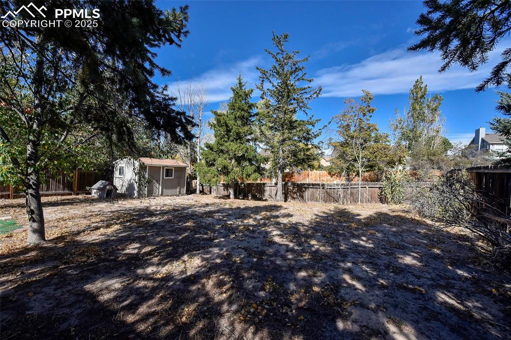 Image 17 of 23: Yard