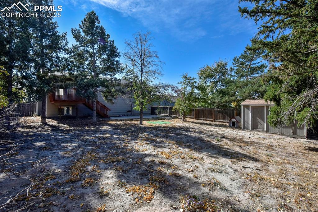 Image 18 of 23: Yard