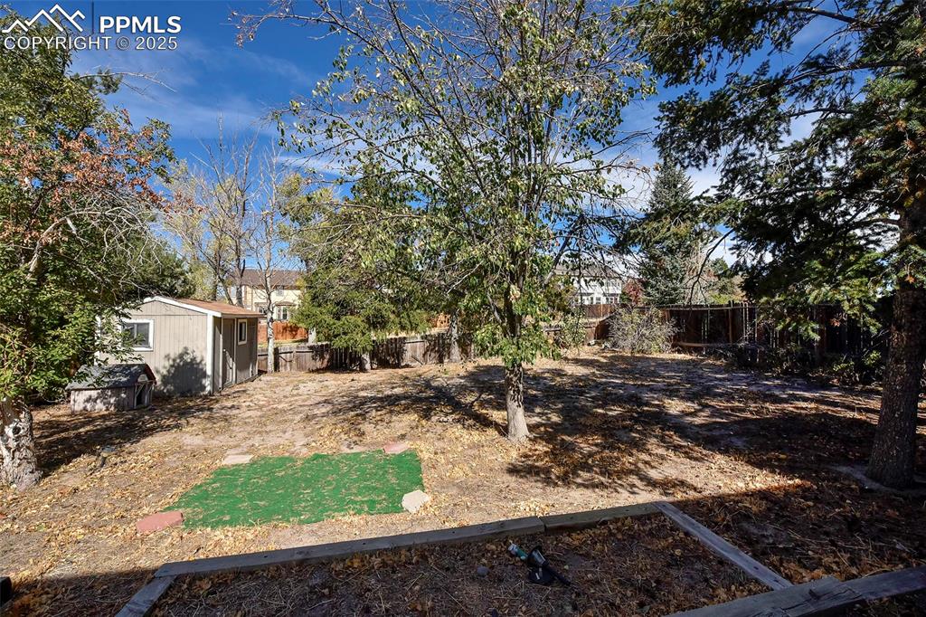 Image 22 of 23: Yard