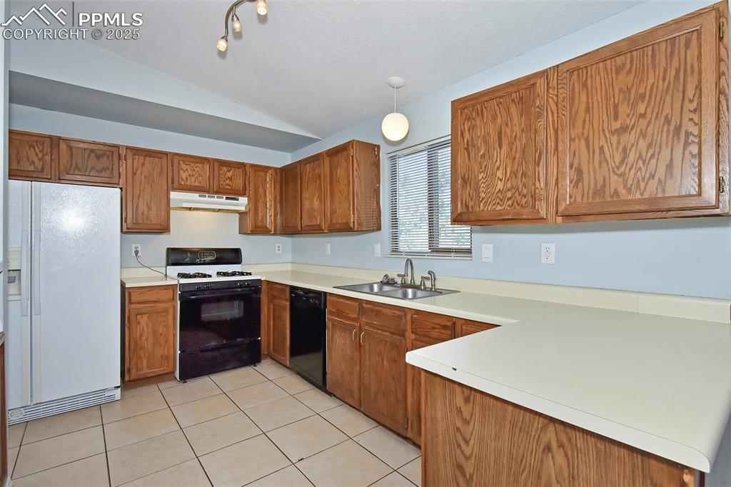 Image 6 of 23: Kitchen