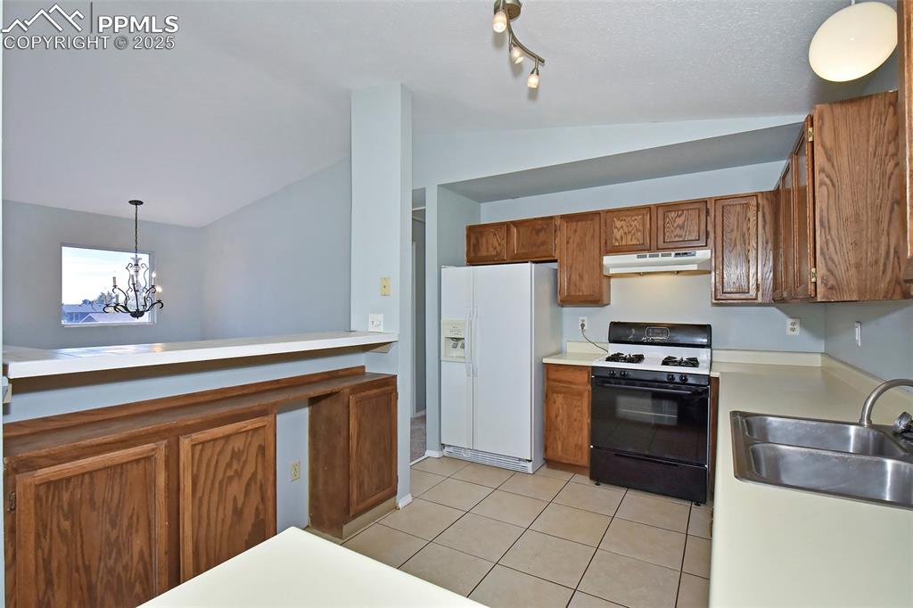 Image 7 of 23: Kitchen