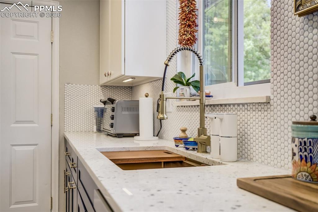 Image 13 of 49: Kitchen