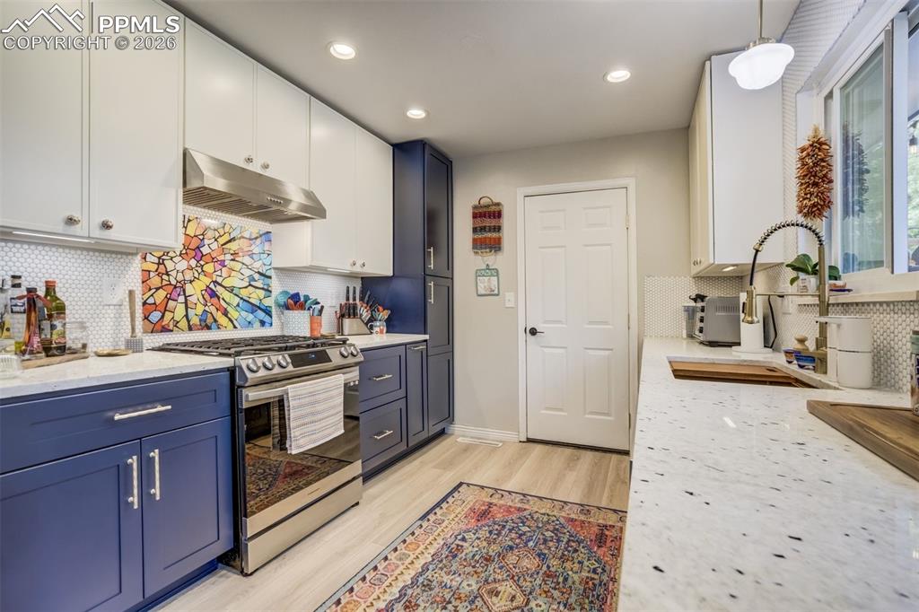 Image 14 of 49: Kitchen