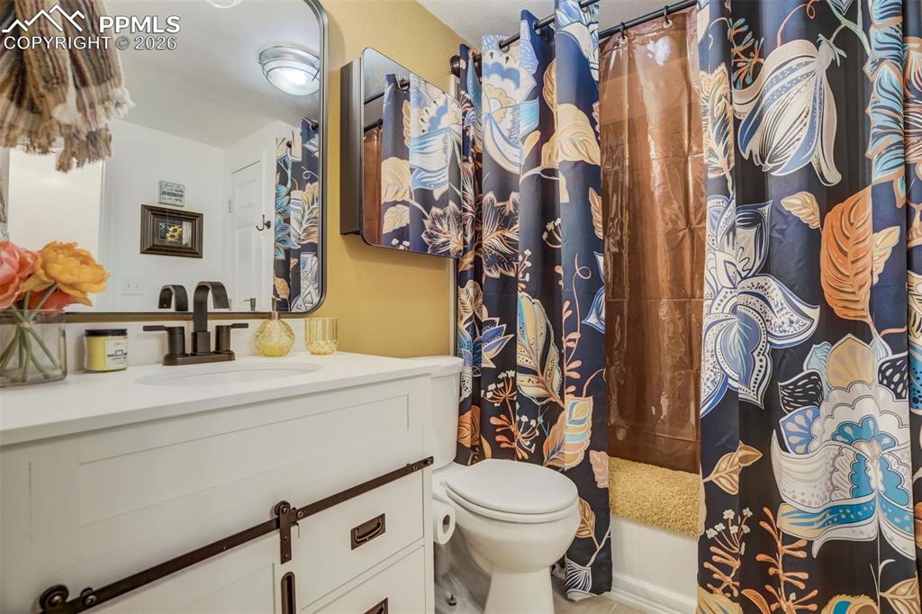 Image 19 of 49: Bathroom