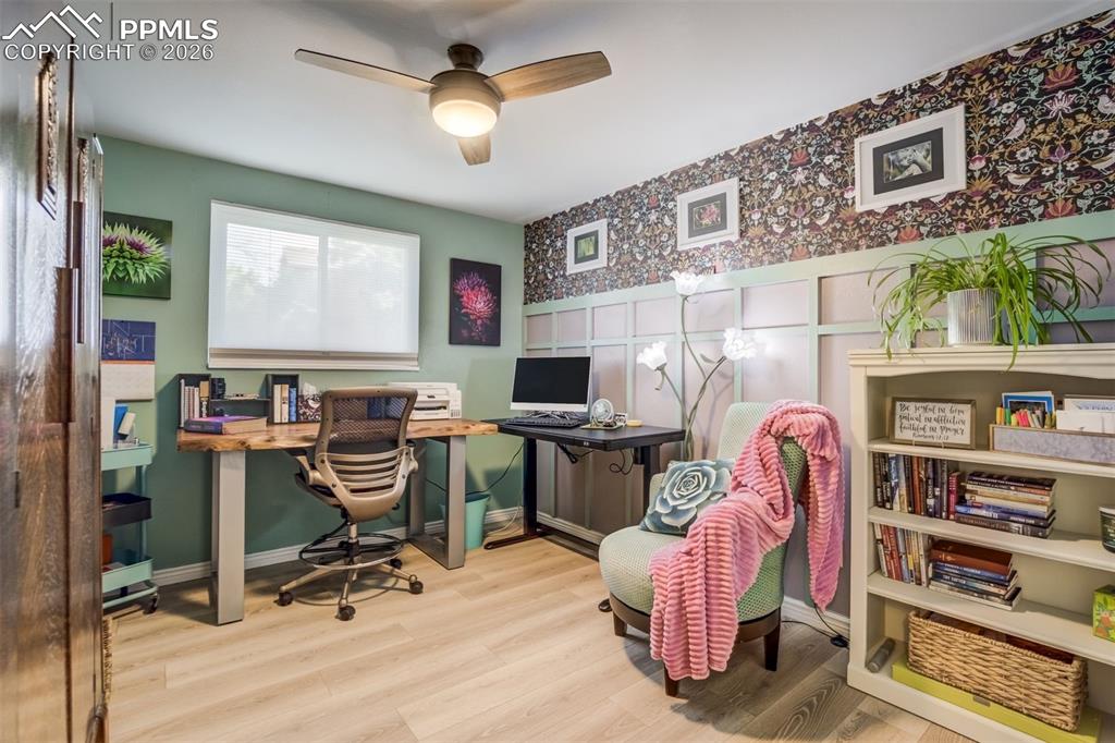 Image 23 of 49: Office