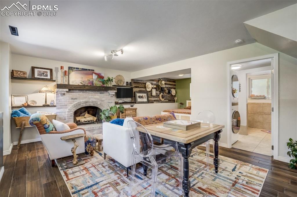 Image 31 of 49: Living Room