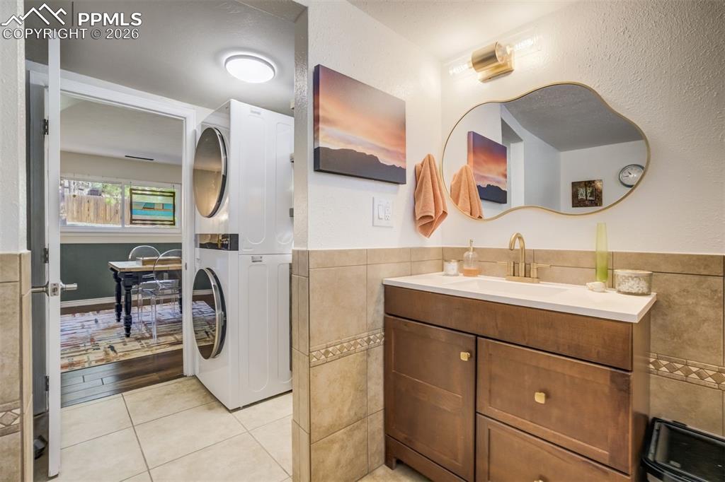 Image 32 of 49: Bathroom