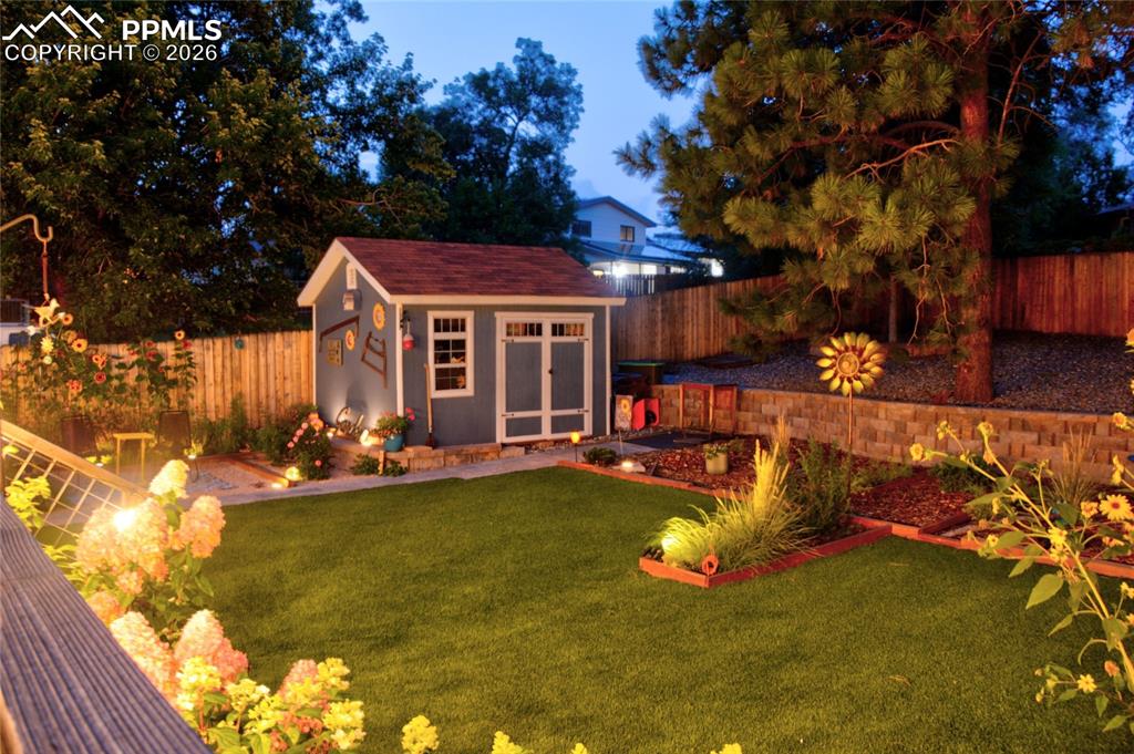 Image 42 of 49: Yard