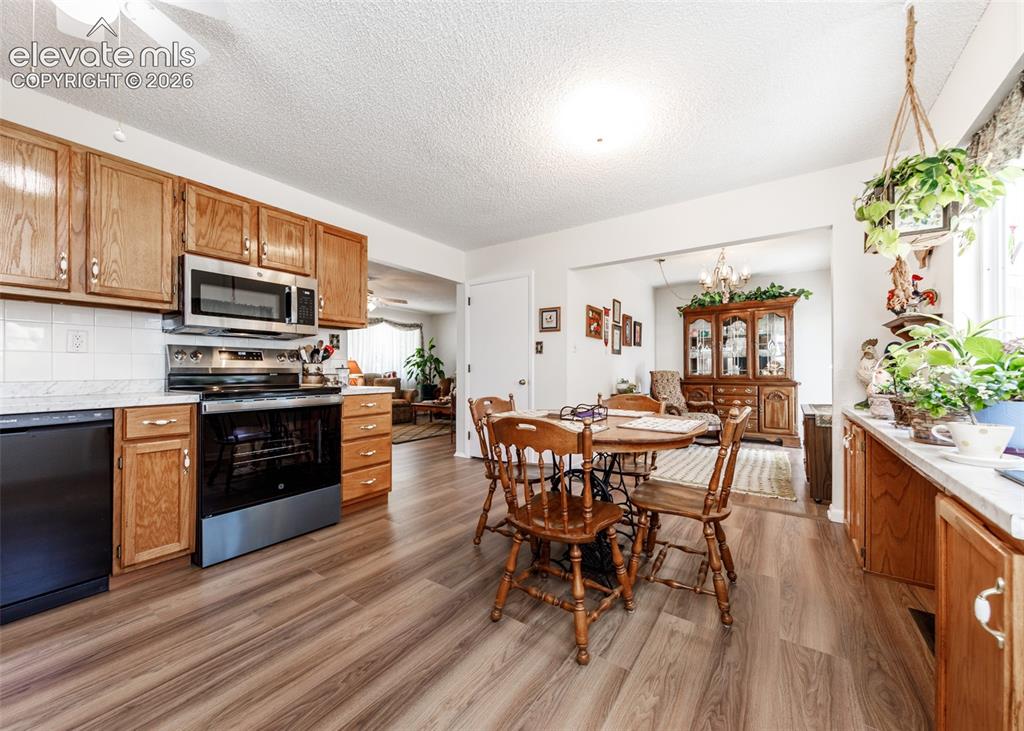 Image 10 of 49: Kitchen