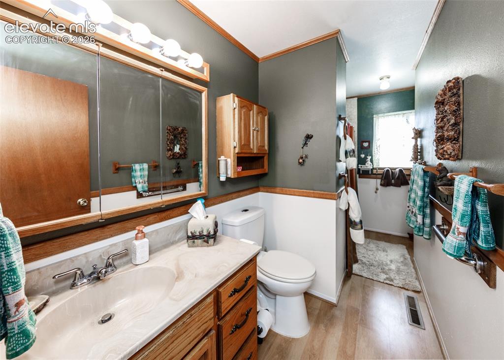 Image 19 of 49: Bathroom