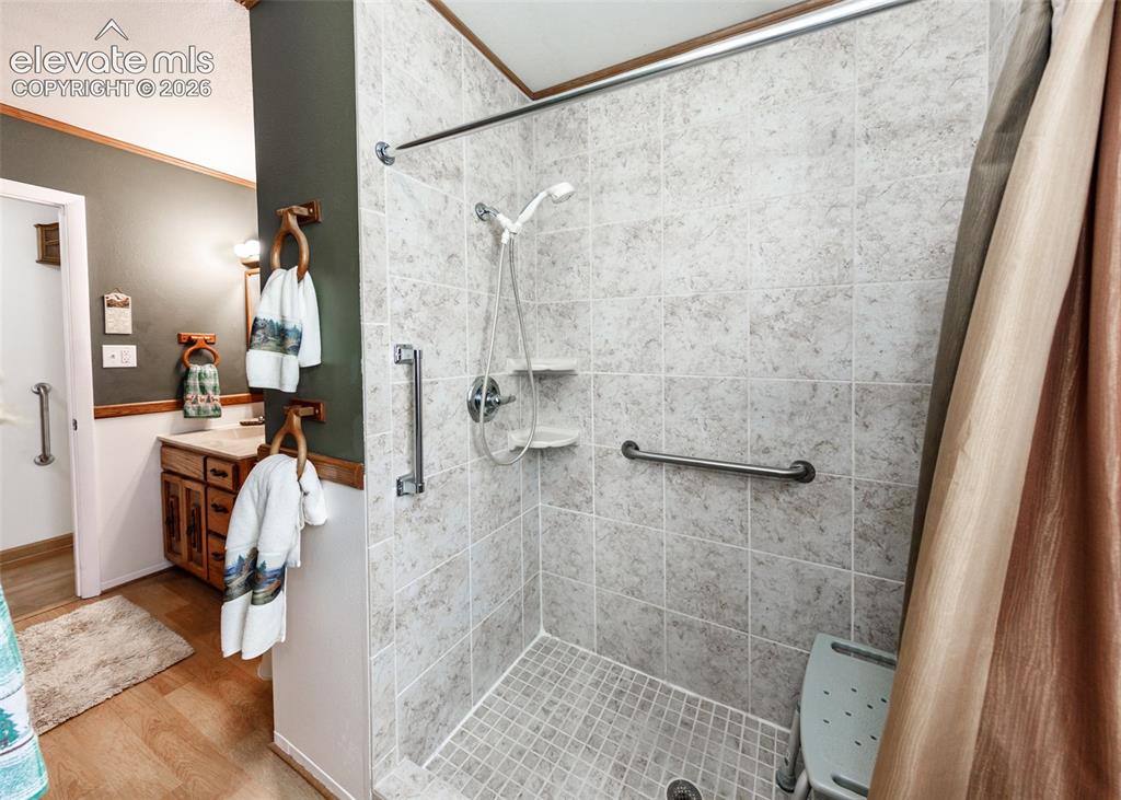 Image 20 of 49: Bathroom