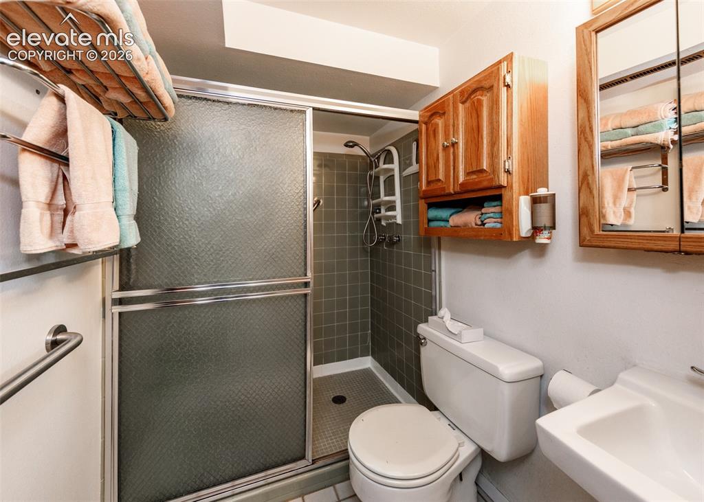 Image 31 of 49: Bathroom