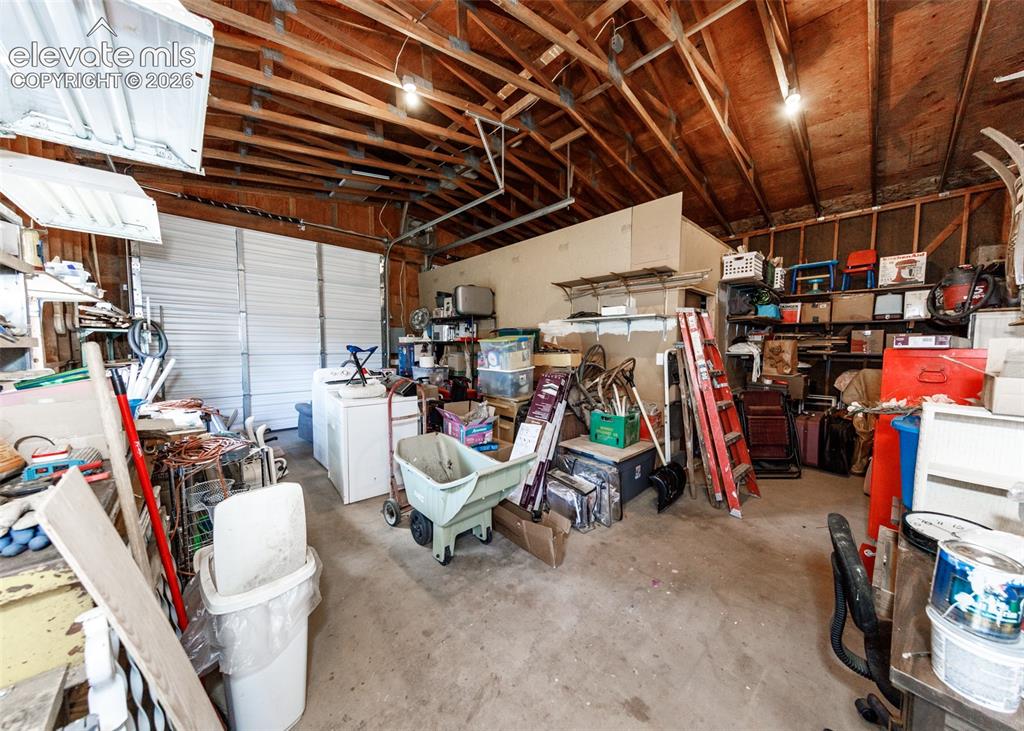 Image 43 of 49: Garage