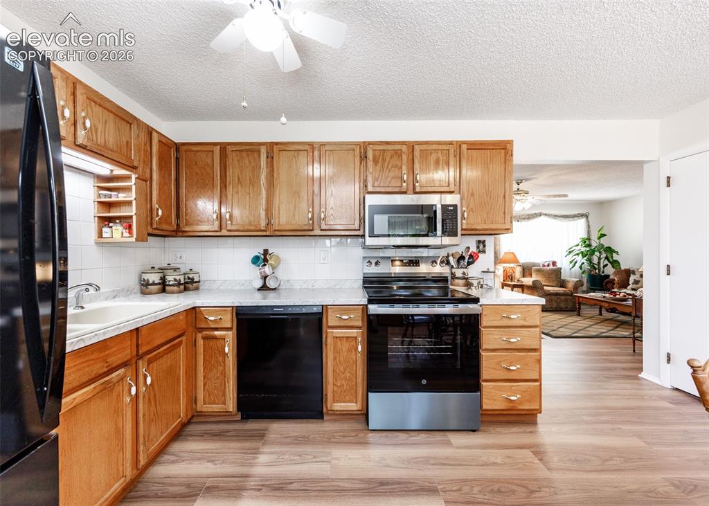 Image 6 of 49: Kitchen