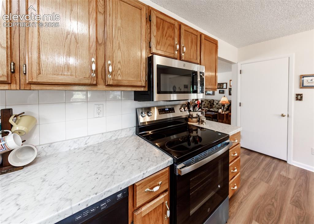 Image 7 of 49: Kitchen