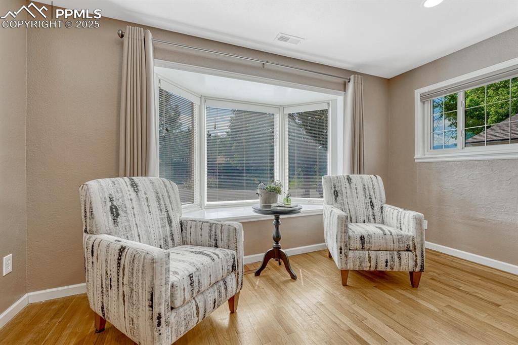 Image 11 of 50: Sitting Room