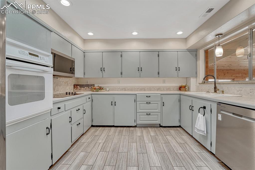 Image 13 of 50: Kitchen