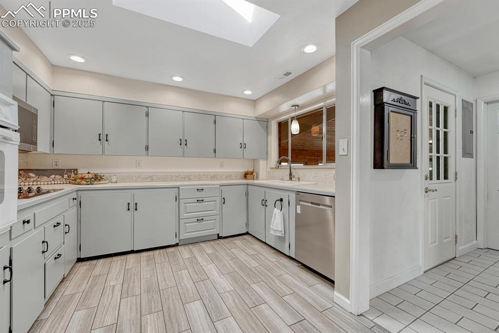 Image 14 of 50: Operable skylight in kitchen