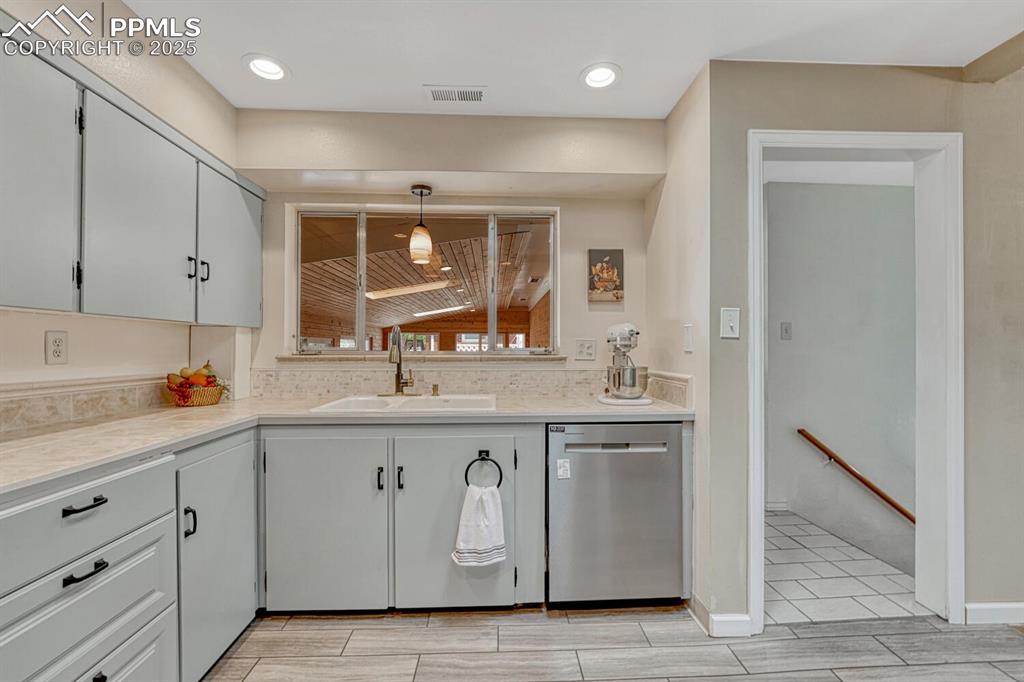 Image 15 of 50: Kitchen