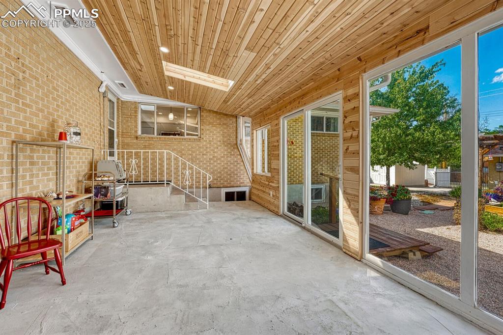 Image 17 of 50: Sun Room