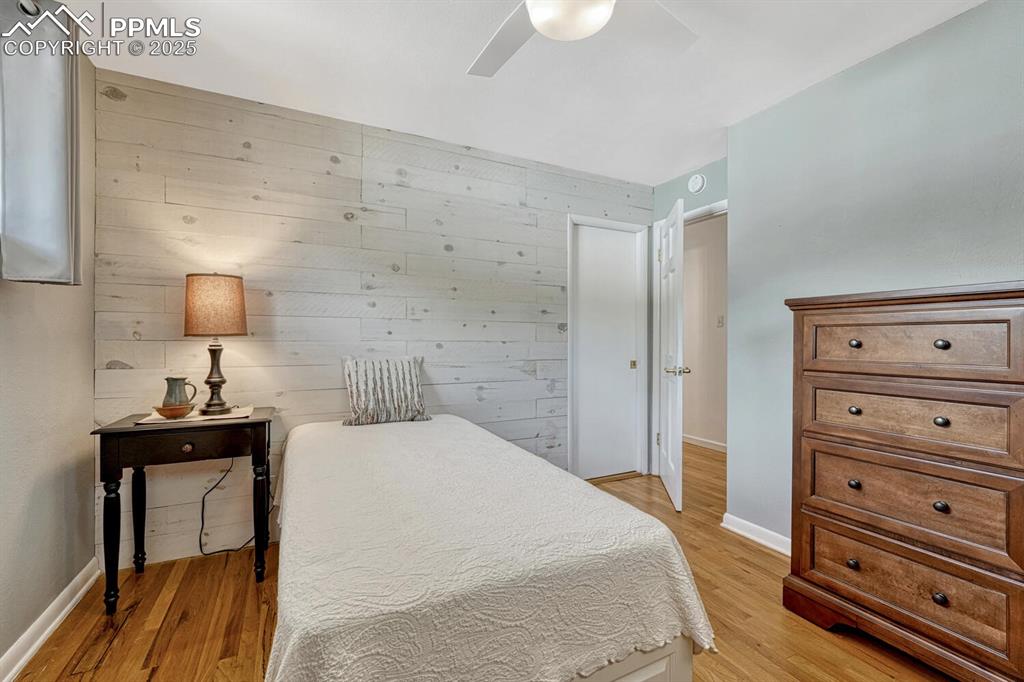 Image 22 of 50: Bedroom