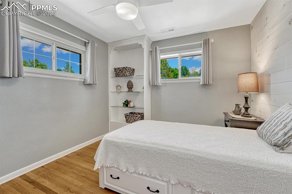 Image 23 of 50: Bedroom