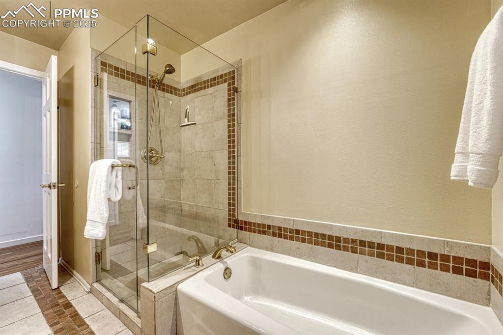 Image 25 of 50: Bathroom