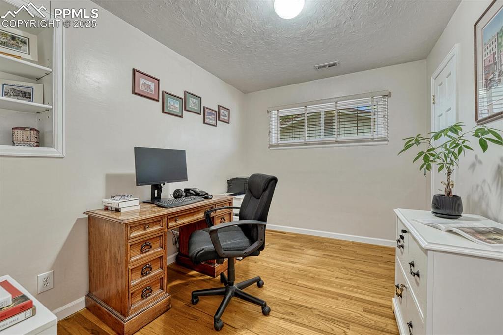 Image 26 of 50: Bedroom