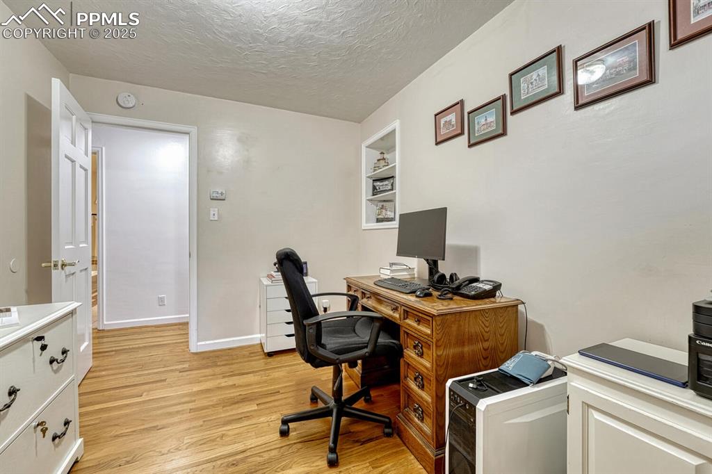 Image 27 of 50: Bedroom