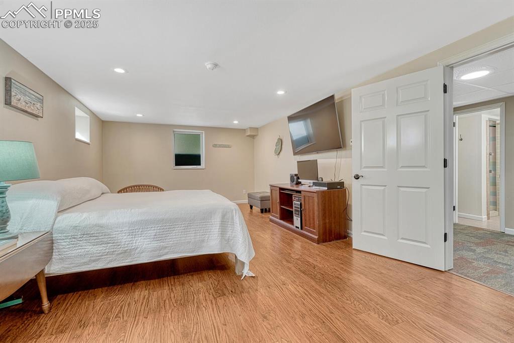 Image 34 of 50: Bedroom