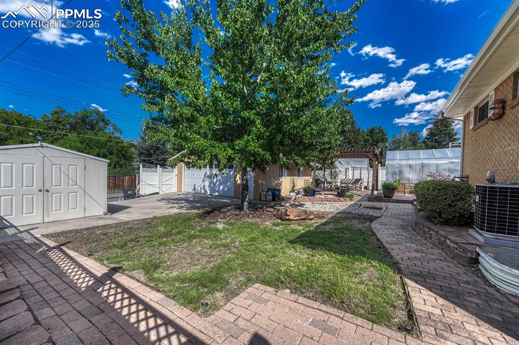 Image 43 of 50: Yard