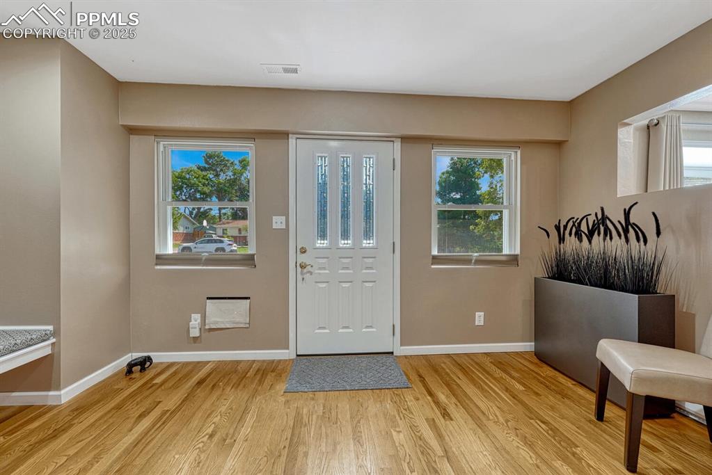 Image 5 of 50: Foyer